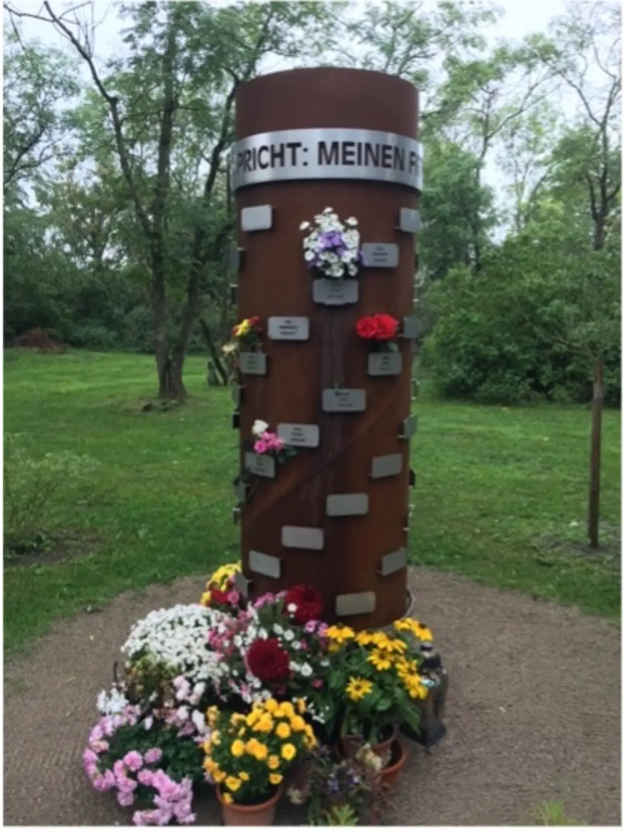 Stele für das Urnenfeld